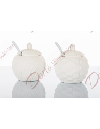 Dim. d10,5X12 zuccheriera piccola in ceramica con cucchiaino in due modelli assortiti. diametro 10,5 cm Dim. d10,5X12 zuccheriera piccola in ceramica con cucchiaino in due modelli assortiti. diametro 10,5 cm