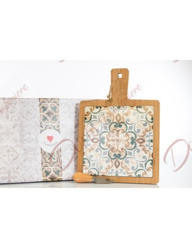 Dim. 33X24 tagliere in legno con interno in ceramica finemente decorata, coltellino tagliagrana incluso Dim. 33X24 tagliere in legno con interno in ceramica finemente decorata, coltellino tagliagrana incluso
