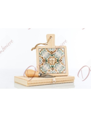 Dim. 12X17 tagliere in legno con interno in ceramica finemente decorata, coltellino tagliagrana incluso Dim. 12X17 tagliere in legno con interno in ceramica finemente decorata, coltellino tagliagrana incluso