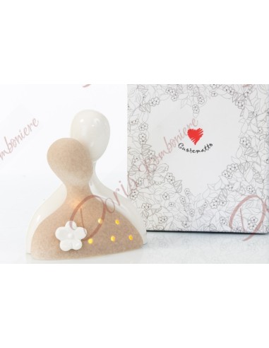 Dim. 13,5*8*7 coppia di sposi in bisquit due colori e luce led. scatola regalo serigrafata inclusa Dim. 13,5*8*7 coppia di sposi in bisquit due colori e luce led. scatola regalo serigrafata inclusa